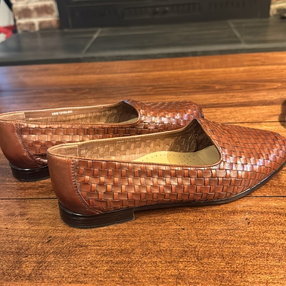 Trotters Brown Woven Flats - Picture 7 of 12